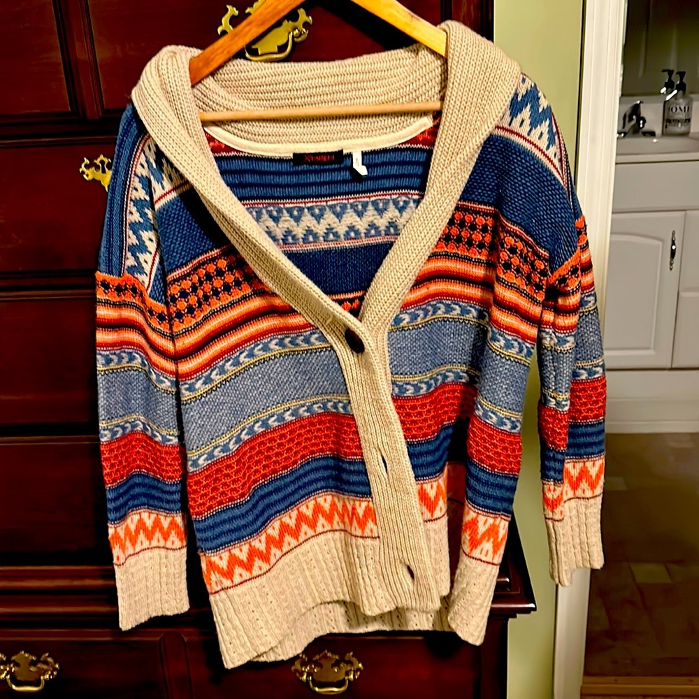 Really fun sweater! Three buttons.